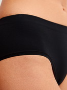 Damen-Model trägt Slip aus Modal in Schwarz, Einfarbig aus Serie Seamless Natural von CALIDA, Detail