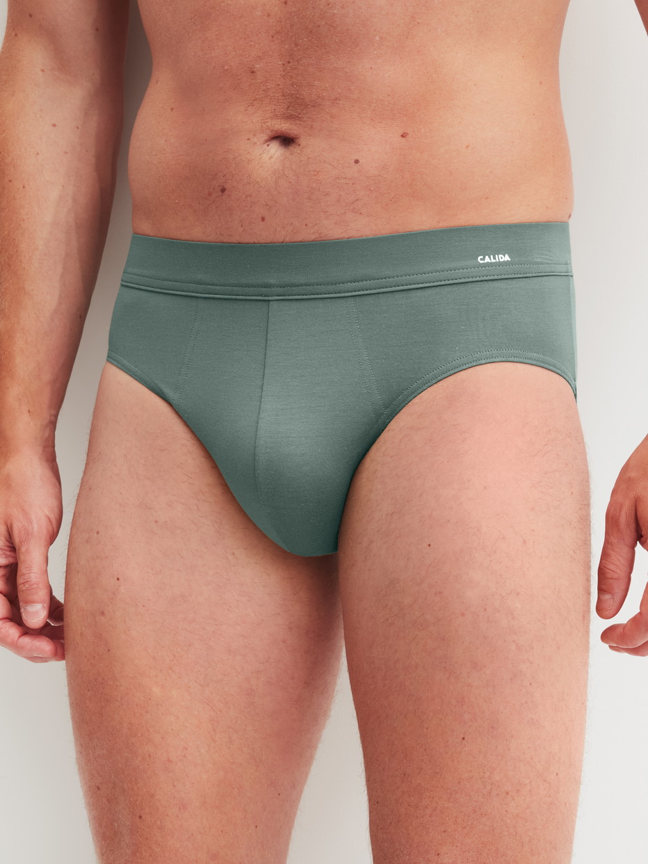Herren-Model trägt Slip aus Modal in Grün, Einfarbig aus Serie Balanced Day von CALIDA, Vorderansicht