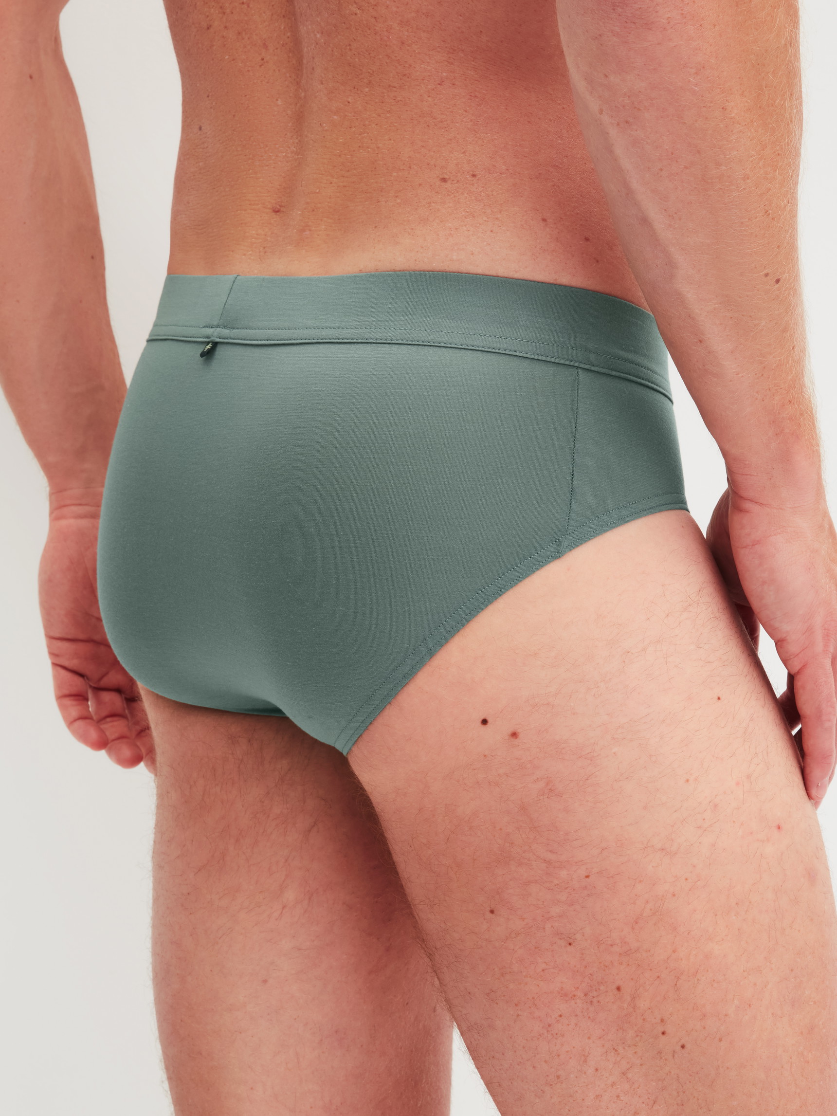 Herren-Model trägt Slip aus Modal in Grün, Einfarbig aus Serie Balanced Day von CALIDA, Rückansicht