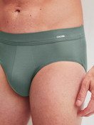 Le mannequin Homme porte le/la Slip en Modal de couleur Vert, Unicolore, de la série Balanced Day de CALIDA, Détail