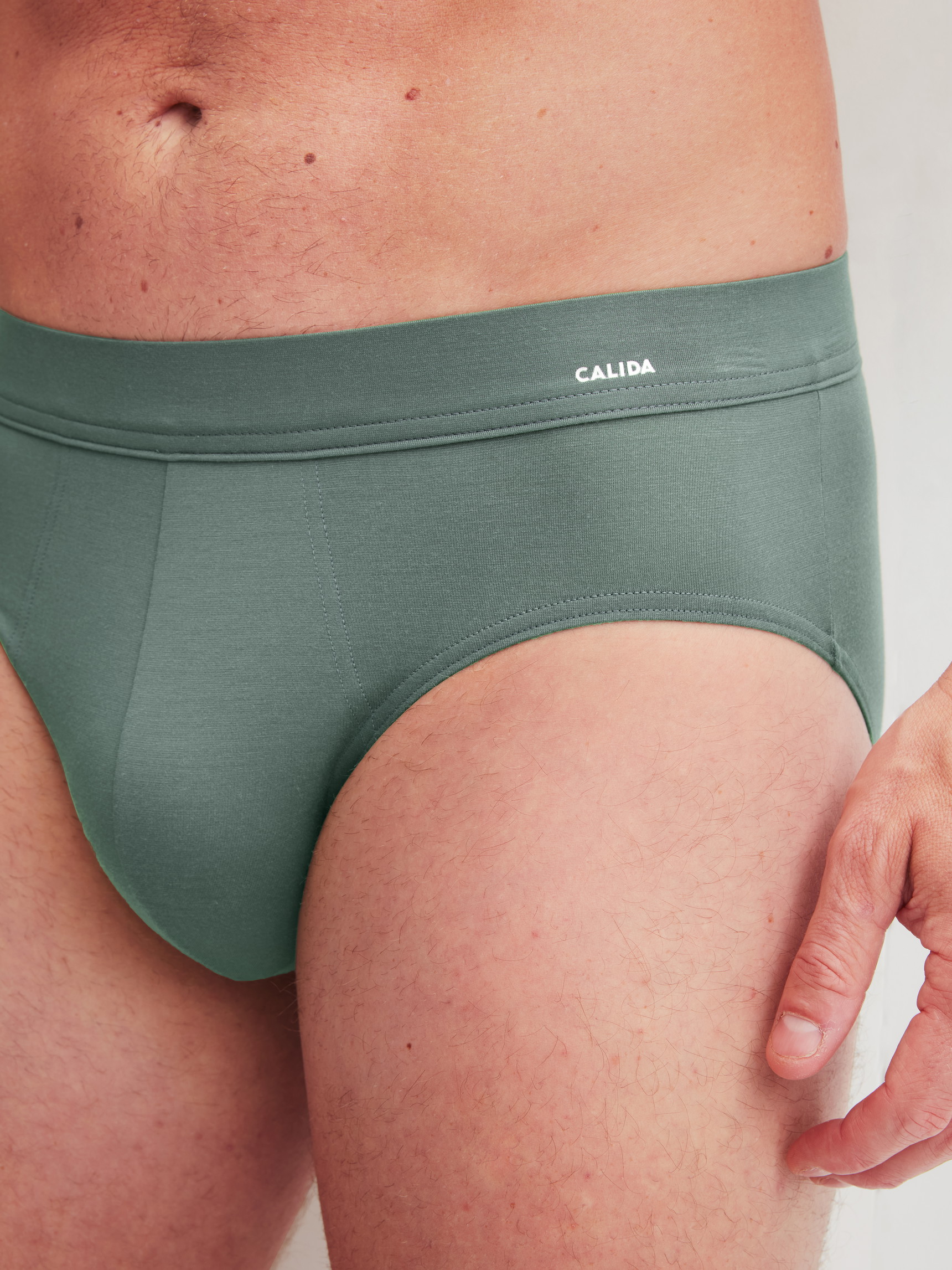 Herren-Model trägt Slip aus Modal in Grün, Einfarbig aus Serie Balanced Day von CALIDA, Detail