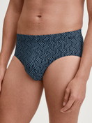 Herren-Model trägt Slip aus TENCEL™ in Blau, Gemustert aus Serie Focus Trend von CALIDA, Vorderansicht