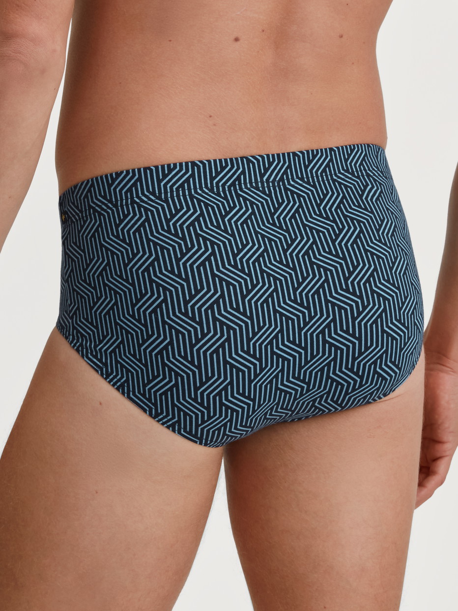Herren-Model trägt Slip aus TENCEL™ in Blau, Gemustert aus Serie Focus Trend von CALIDA, Rückansicht
