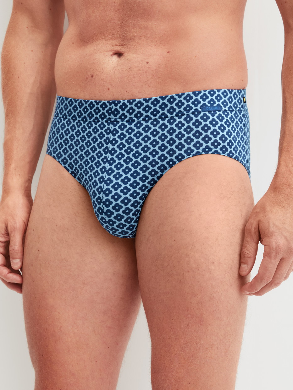 Herren-Model trägt Slip aus Lyocell in Blau, Gemustert aus Serie Focus Trend von CALIDA, Vorderansicht