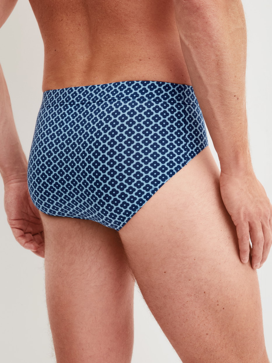 Herren-Model trägt Slip aus Lyocell in Blau, Gemustert aus Serie Focus Trend von CALIDA, Rückansicht