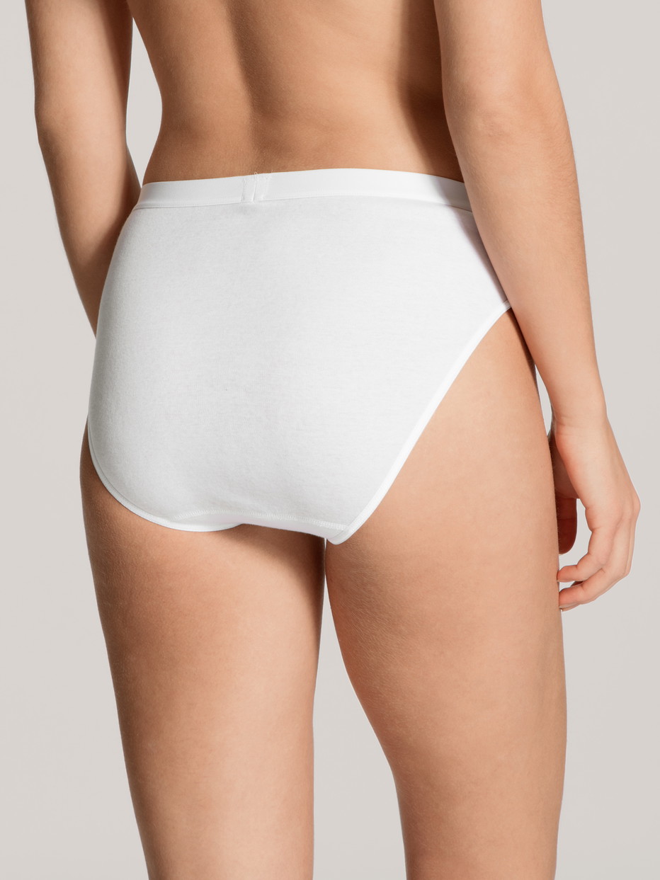 Damen-Model trägt Taillen-Minislip aus 100% Baumwolle in Weiß, Einfarbig aus Serie Light von CALIDA, Rückansicht