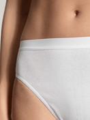 Femme - Culotte en 100% coton de couleur Blanc, Unicolore, de la série Light de CALIDA, Détail