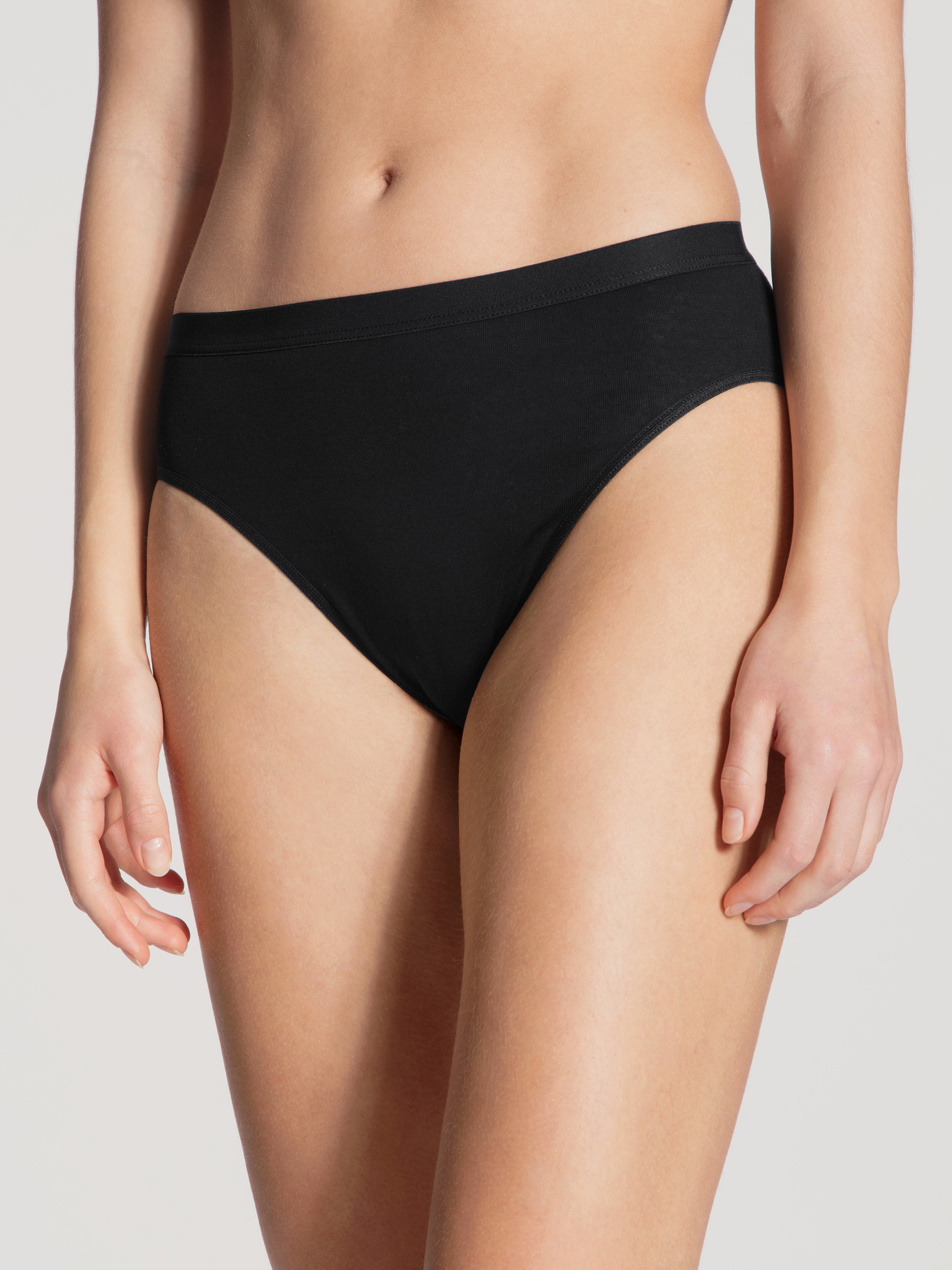 Le mannequin Femme porte le/la Culotte en 100% coton de couleur Noir, Unicolore, de la série Light de CALIDA, Vue de face