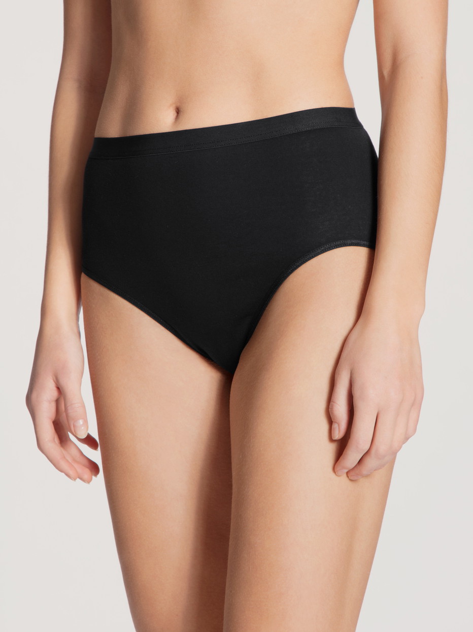 Damen-Model trägt Midislip aus 100% Baumwolle in Schwarz, Einfarbig aus Serie Light von CALIDA, Vorderansicht