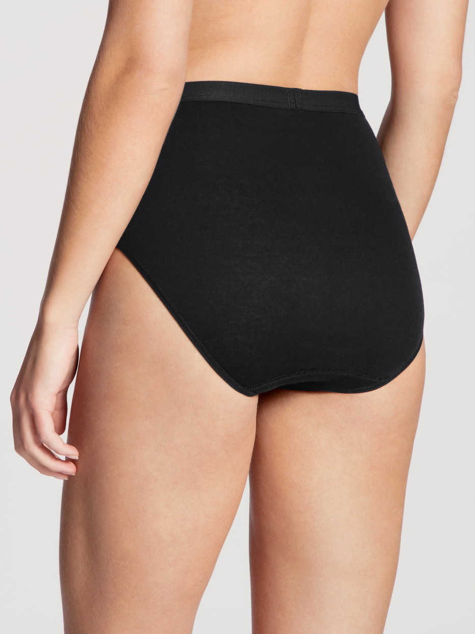 Damen-Model trägt Midislip aus 100% Baumwolle in Schwarz, Einfarbig aus Serie Light von CALIDA, Rückansicht