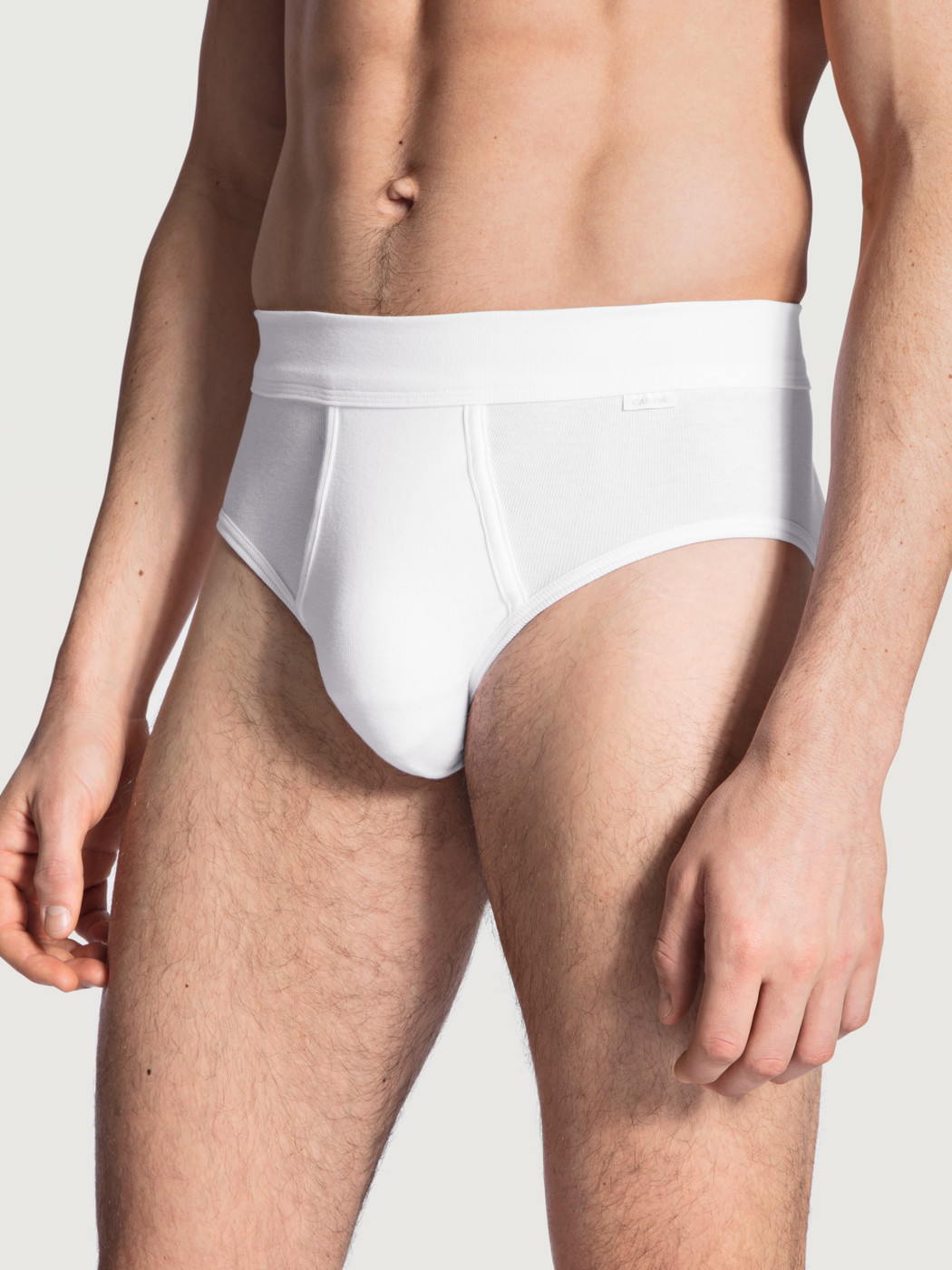 Le mannequin Homme porte le/la Classic slip avec ouverture en 100% coton de couleur Blanc, Unicolore, de la série Cotton 1:1 de CALIDA, Vue de face