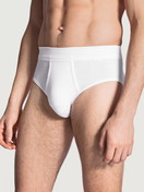 La modella / Il modello Uomo indossa Classic slip con apertura in 100% cotone di colore Bianco, Tinta unita, della serie Cotton 1:1 di CALIDA, Vista frontale