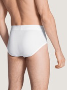 Le mannequin Homme porte le/la Classic slip avec ouverture en 100% coton de couleur Blanc, Unicolore, de la série Cotton 1:1 de CALIDA, Vue arrière