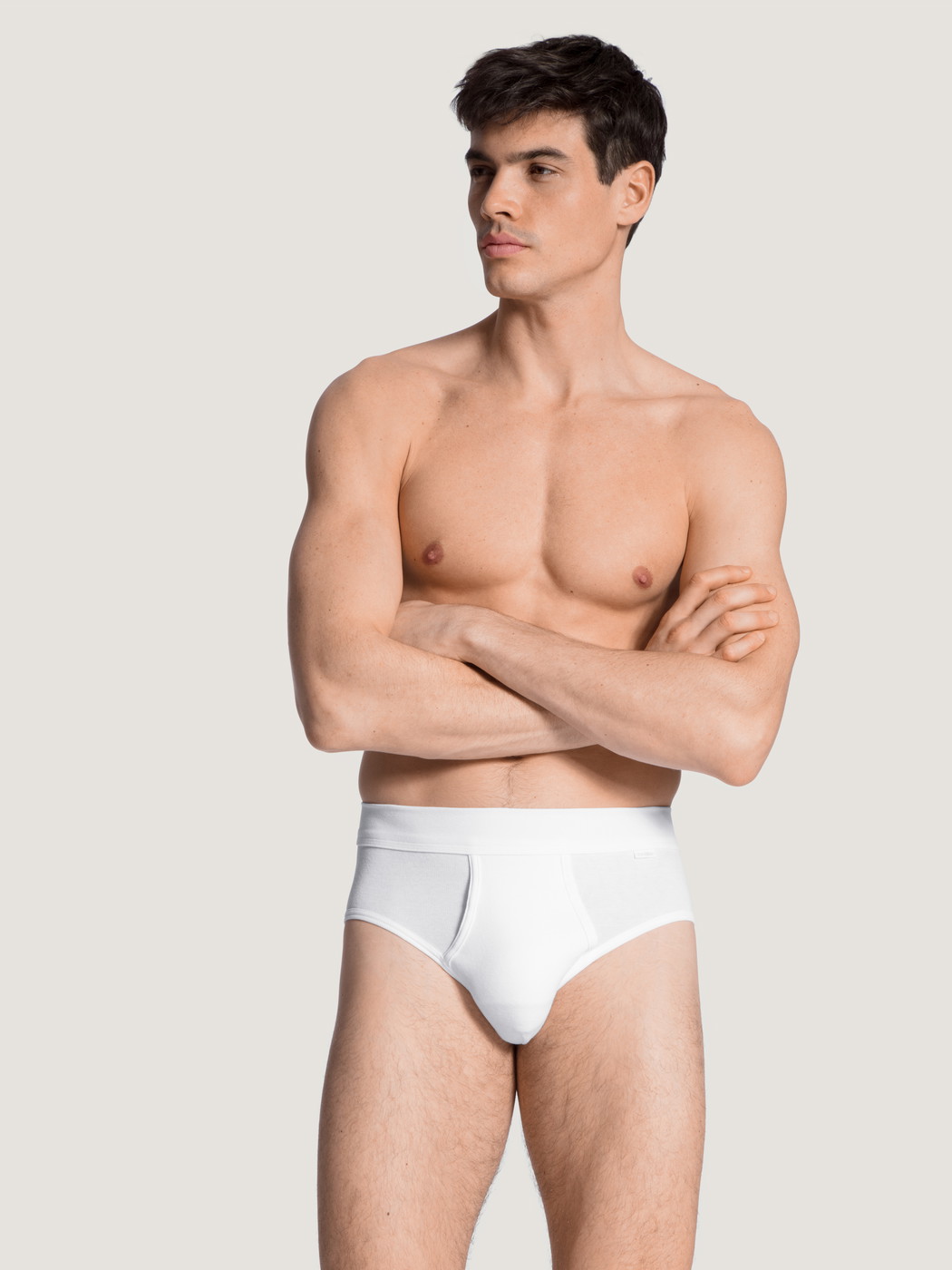 Le mannequin Homme porte le/la Classic slip avec ouverture en 100% coton de couleur Blanc, Unicolore, de la série Cotton 1:1 de CALIDA, Tenue, Vue de face