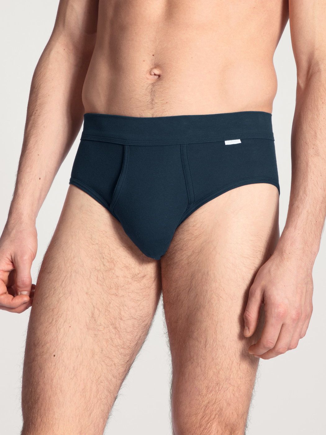 La modella / Il modello Uomo indossa Classic slip con apertura in 100% cotone di colore Blu, Tinta unita, della serie Cotton 1:1 di CALIDA, Vista frontale