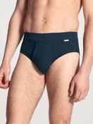 La modella / Il modello Uomo indossa Classic slip con apertura in 100% cotone di colore Blu, Tinta unita, della serie Cotton 1:1 di CALIDA, Vista frontale