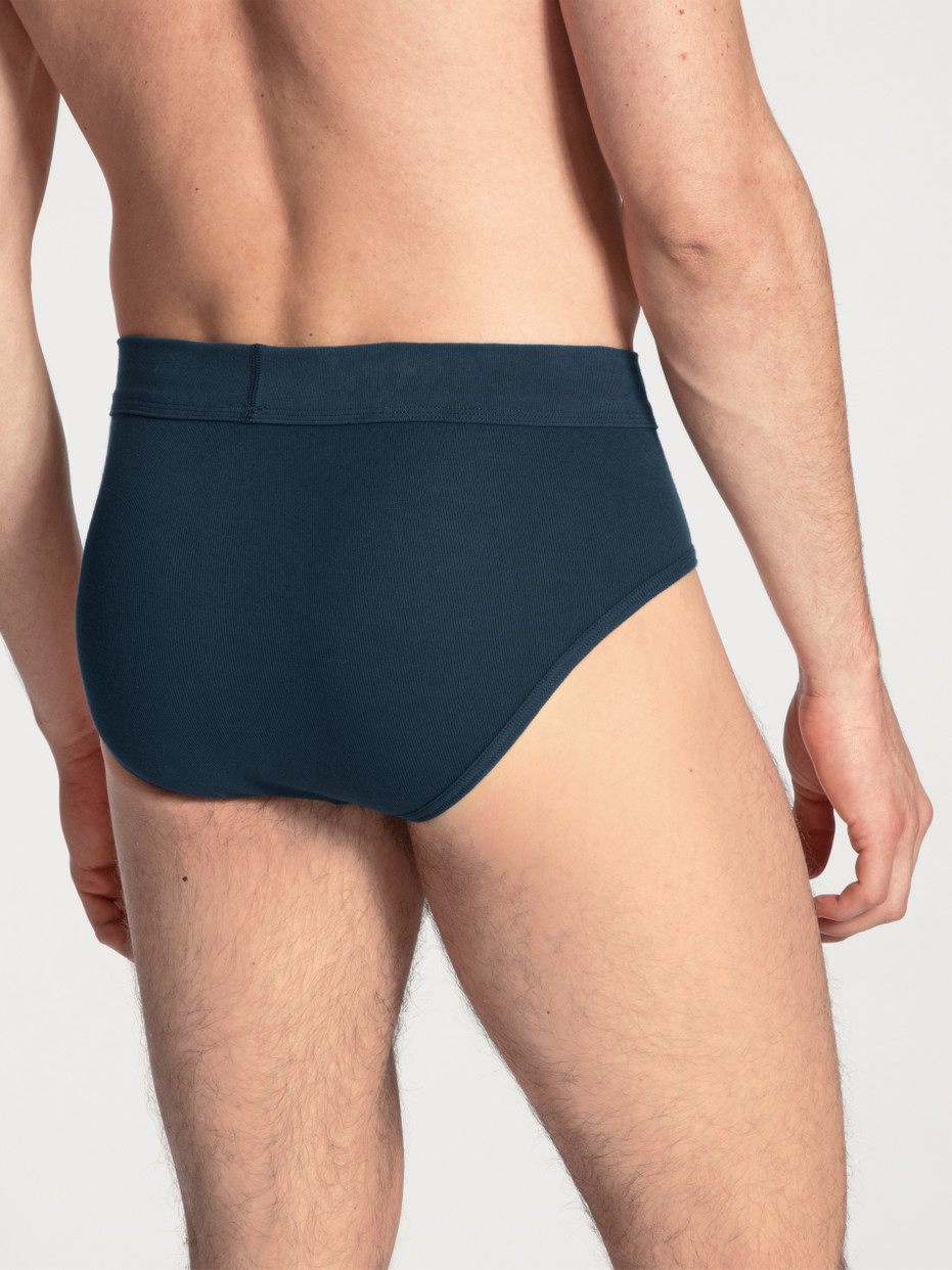 Herren-Model trägt Slip m. Softbund aus 100% Baumwolle in Blau, Einfarbig aus Serie Cotton 1:1 von CALIDA, Rückansicht