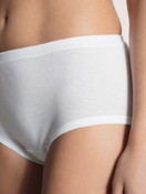 Le mannequin Femme porte le/la Culotte taille haute en 100% coton de couleur Blanc, Unicolore, de la série Iconics de CALIDA, Détail, Vue de face