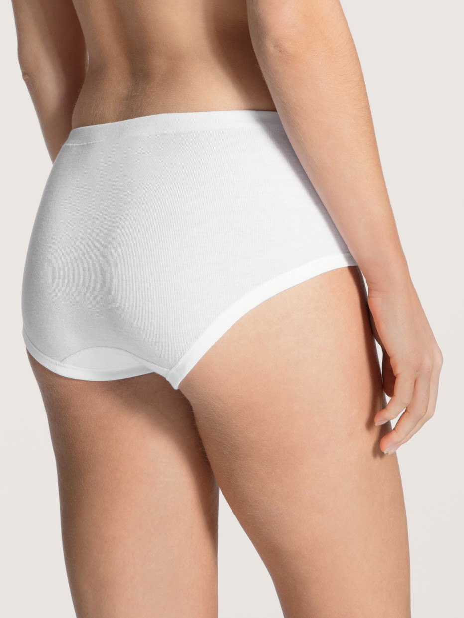 Damen-Model trägt Midi Slip, High-Waist, 2er-Pack aus 100% Baumwolle in Weiß, Spitze aus Serie Iconics von CALIDA, Rückansicht