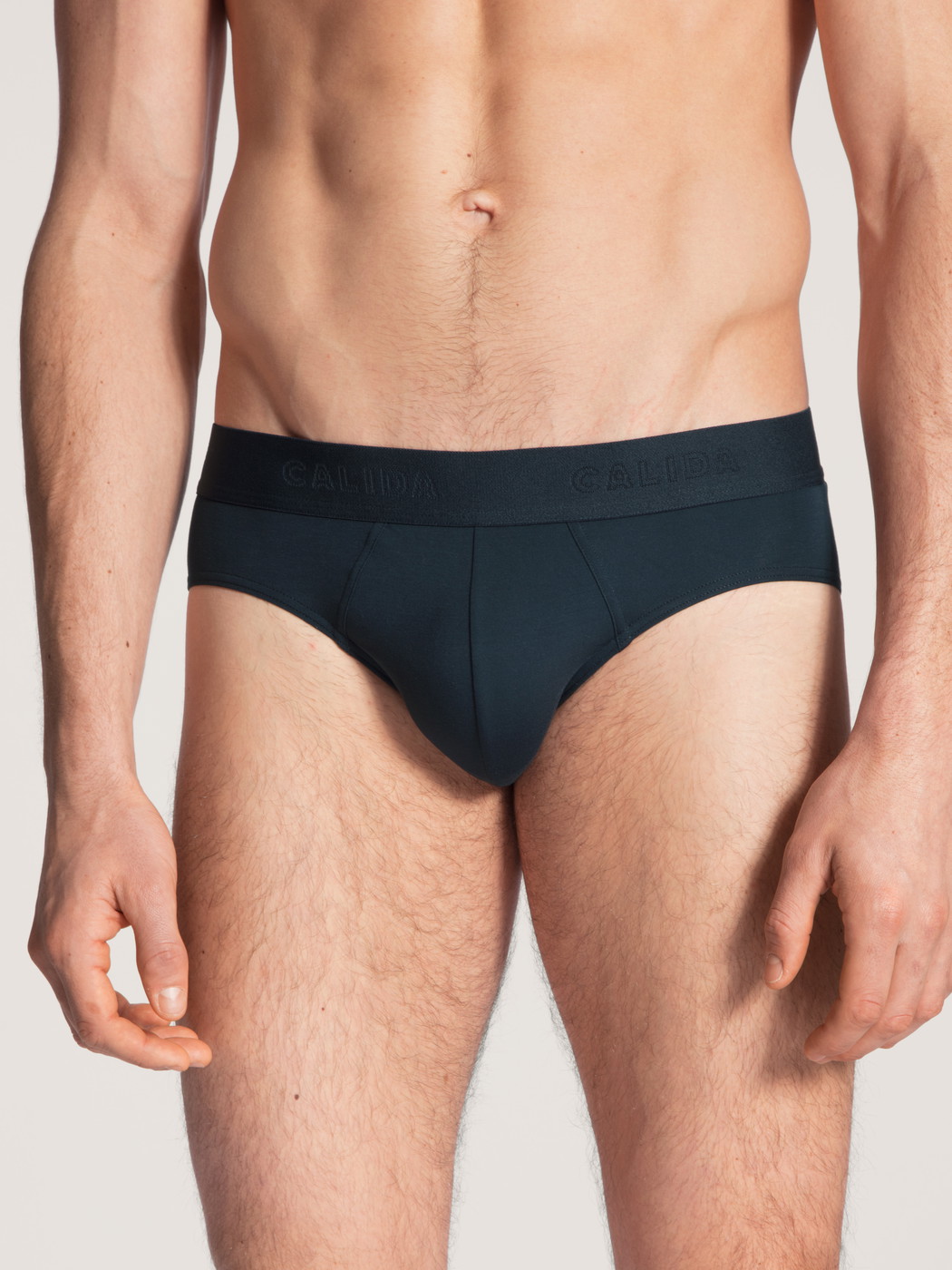 Herren-Model trägt Slip mit Softbund aus Modal in Blau, Einfarbig aus Serie Clean Line von CALIDA, Vorderansicht