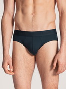 Herren-Model trägt Slip mit Softbund aus Modal in Blau, Einfarbig aus Serie Clean Line von CALIDA, Vorderansicht