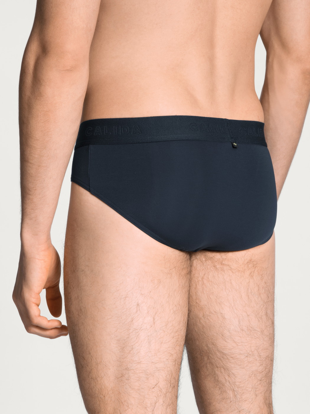 Herren-Model trägt Slip mit Softbund aus Modal in Blau, Einfarbig aus Serie Clean Line von CALIDA, Rückansicht