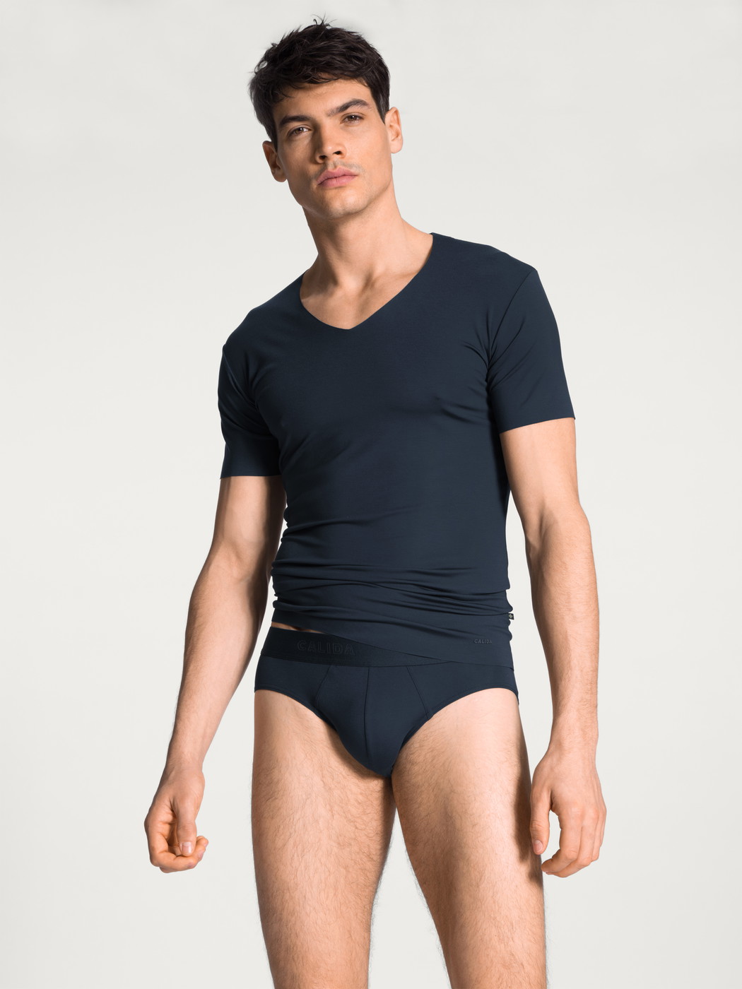 Herren-Model trägt Slip mit Softbund aus Modal in Blau, Einfarbig aus Serie Clean Line von CALIDA, Outfit, Vorderansicht
