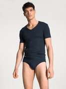 Herren-Model trägt Slip mit Softbund aus Modal in Blau, Einfarbig aus Serie Clean Line von CALIDA, Outfit, Vorderansicht