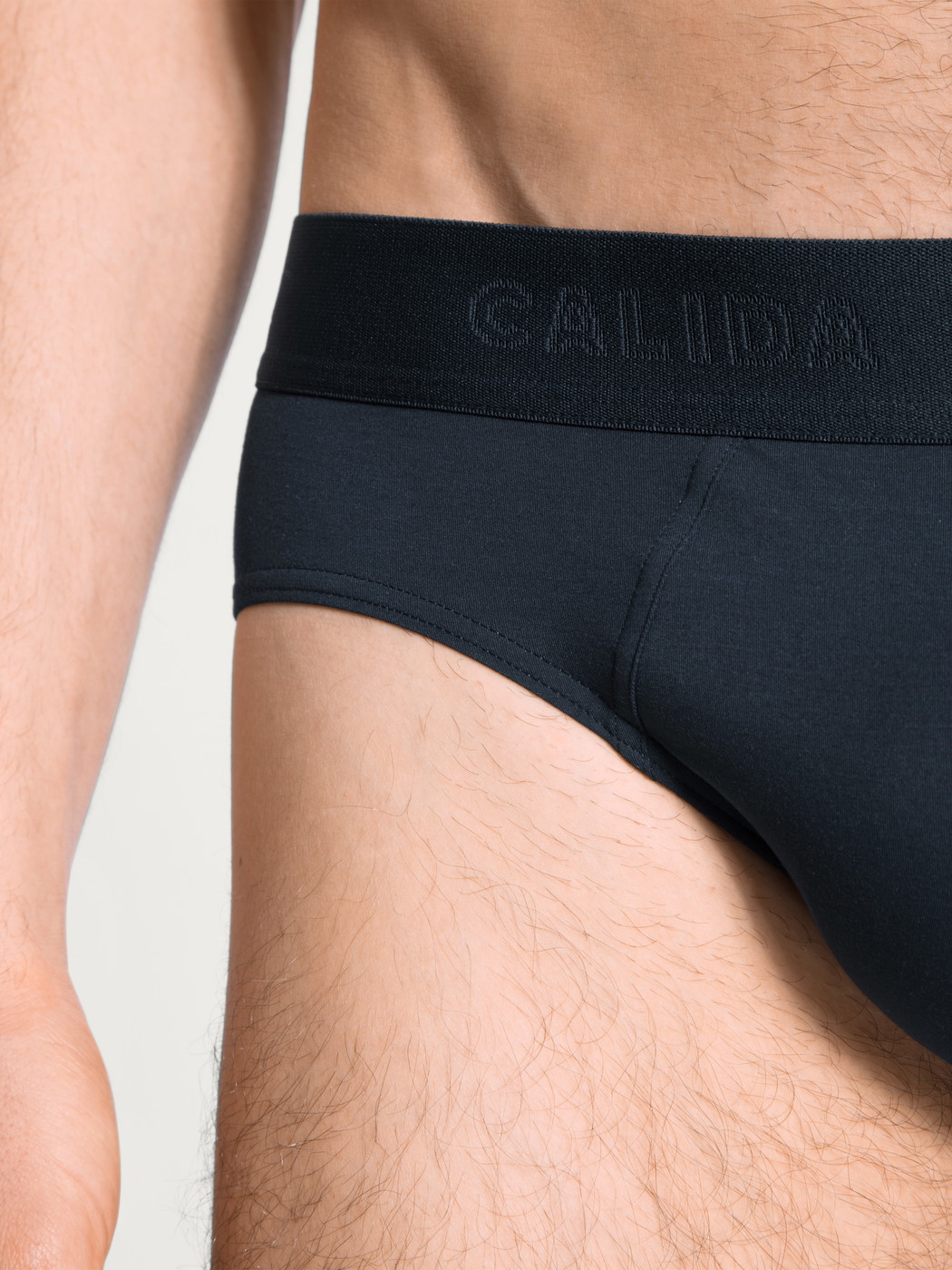 Herren-Model trägt Slip mit Softbund aus Modal in Blau, Einfarbig aus Serie Clean Line von CALIDA, Outfit, Vorderansicht