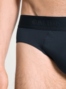Herren-Model trägt Slip mit Softbund aus Modal in Blau, Einfarbig aus Serie Clean Line von CALIDA, Outfit, Vorderansicht