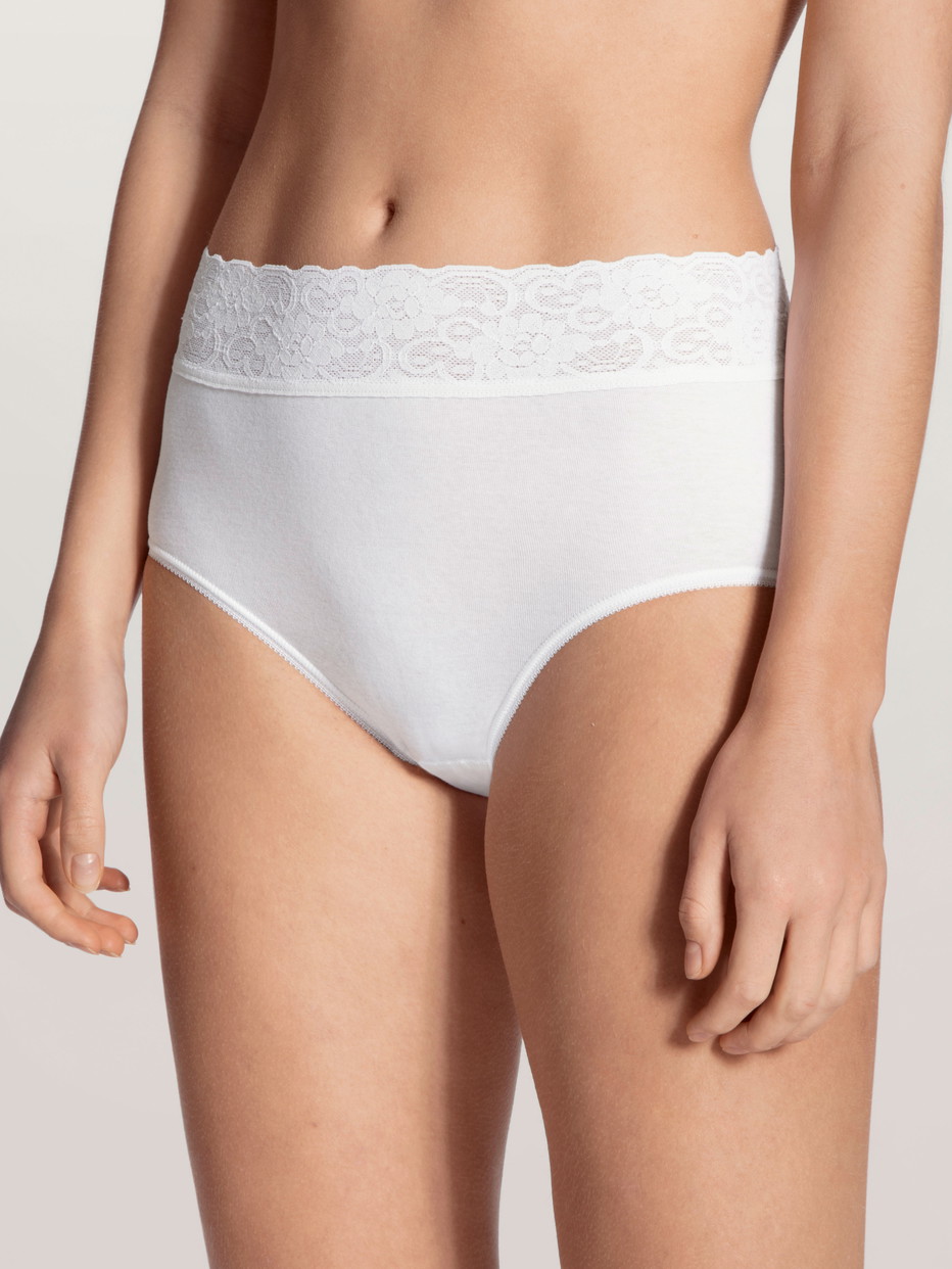 Damen-Model trägt Midi-Slip aus 100% Baumwolle in Weiß, Spitze aus Serie Iconics von CALIDA, Vorderansicht