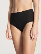 Le mannequin Femme porte le/la Culotte taille haute en 100% coton de couleur Noir, Dentelle, de la série Iconics de CALIDA, Vue de face