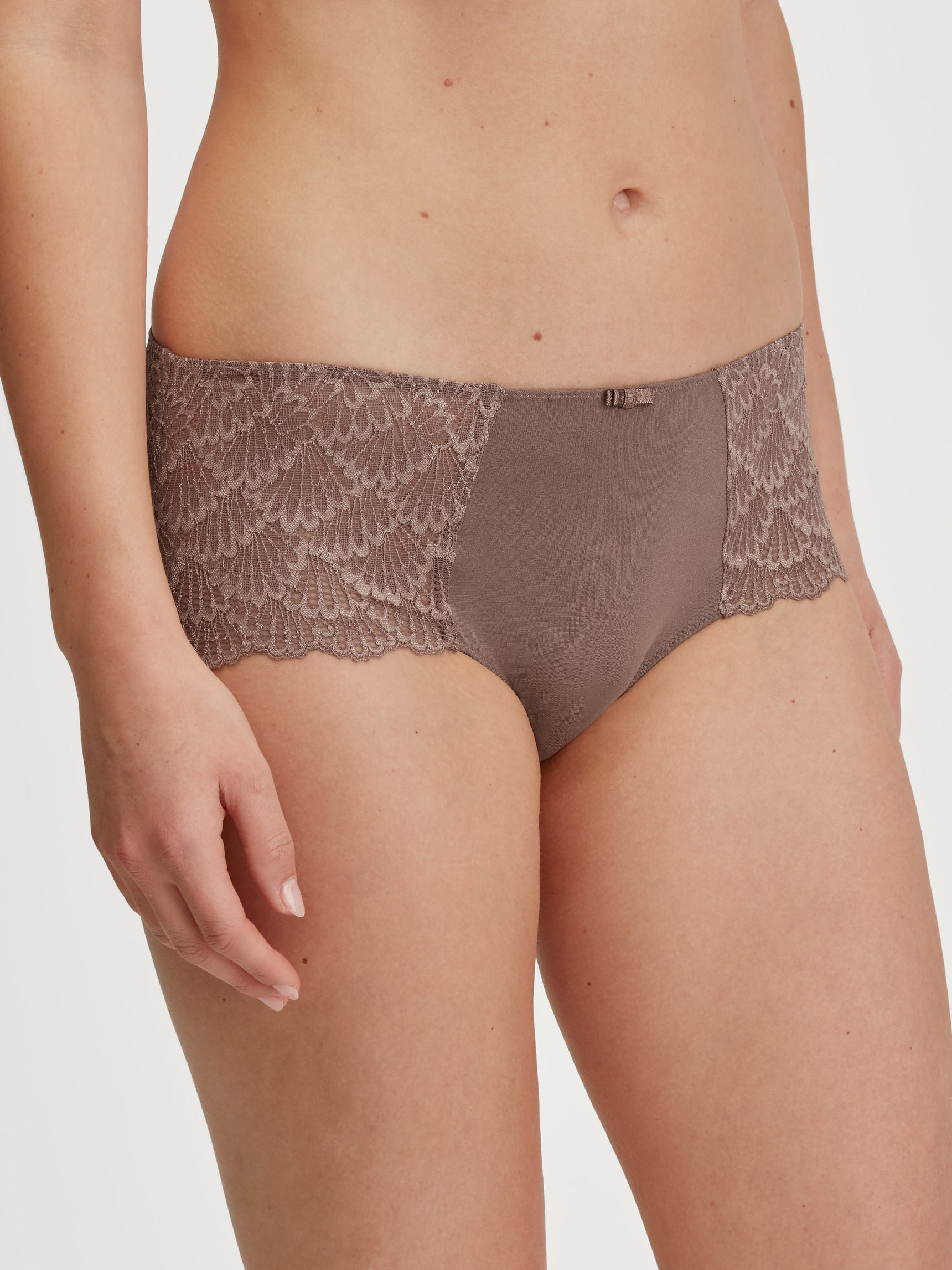 La modella / Il modello Donna indossa Panty a vita bassa in Modal di colore Marrone, Pizzo, della serie Modal Sense di CALIDA, Vista frontale