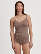 Damen-Model trägt Panty, low cut aus Modal in Braun, Spitze aus Serie Modal Sense von CALIDA, Outfit