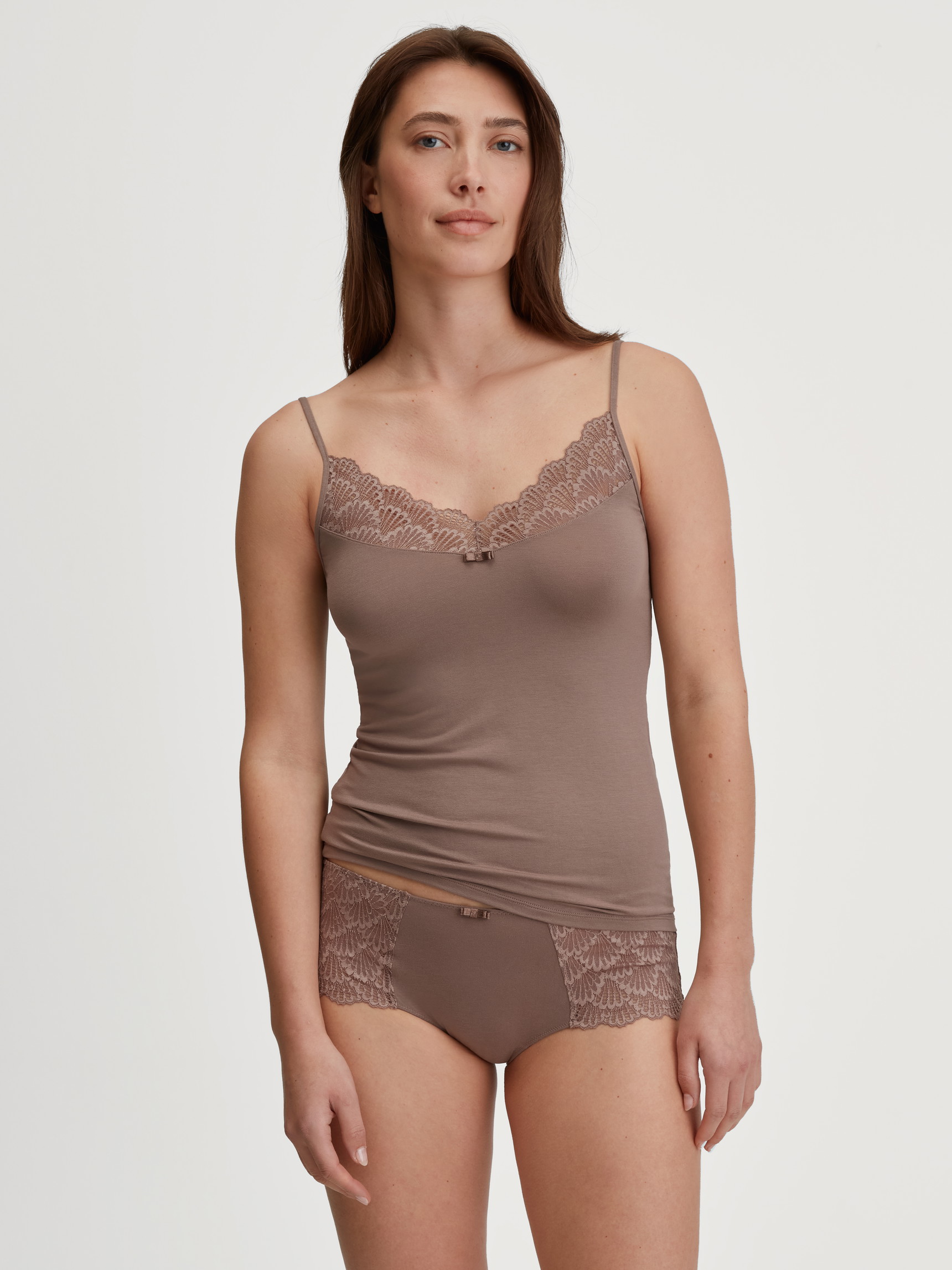 La modella / Il modello Donna indossa Panty a vita bassa in Modal di colore Marrone, Pizzo, della serie Modal Sense di CALIDA, Abbigliamento