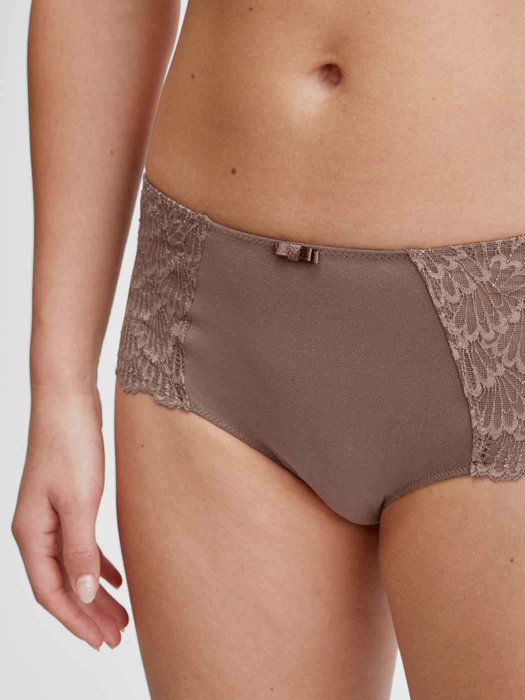 Damen-Model trägt Panty, low cut aus Modal in Braun, Spitze aus Serie Modal Sense von CALIDA, Detail