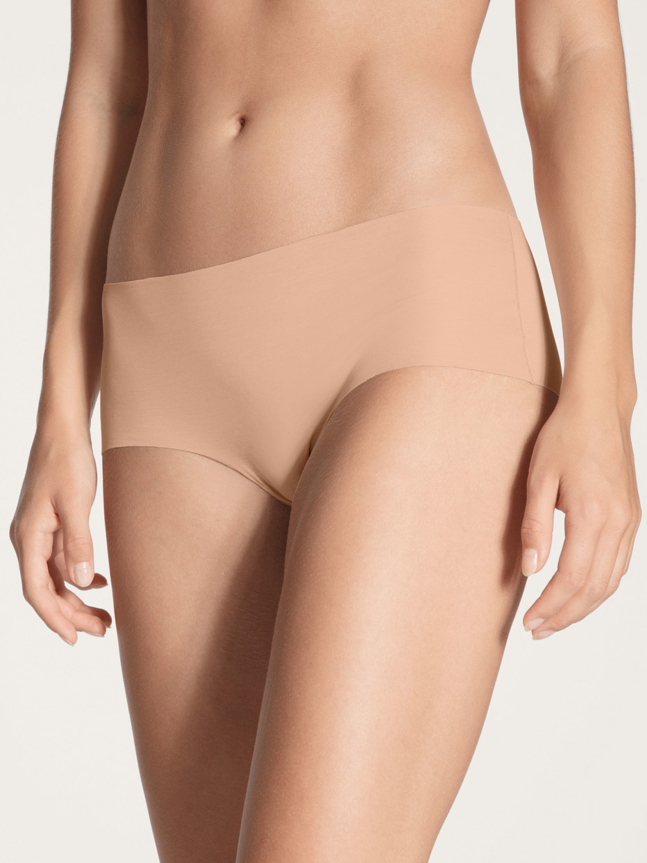 Damen-Model trägt Seamless-Panty, low cut, 2er-Pack aus Modal in Rosa, Einfarbig aus Serie Natural Skin Duo von CALIDA, Vorderansicht