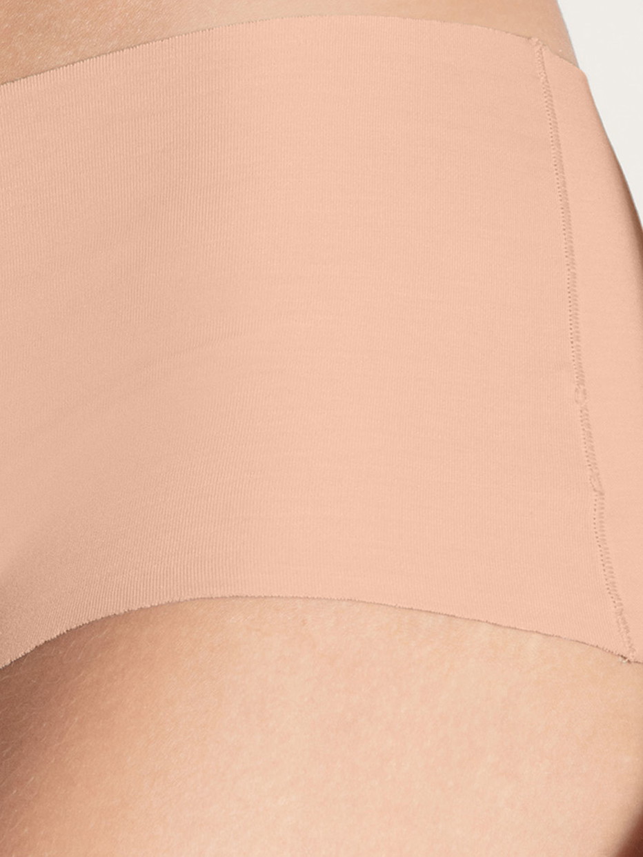 Damen-Model trägt Seamless-Panty, low cut, 2er-Pack aus Modal in Rosa, Einfarbig aus Serie Natural Skin Duo von CALIDA, Detail