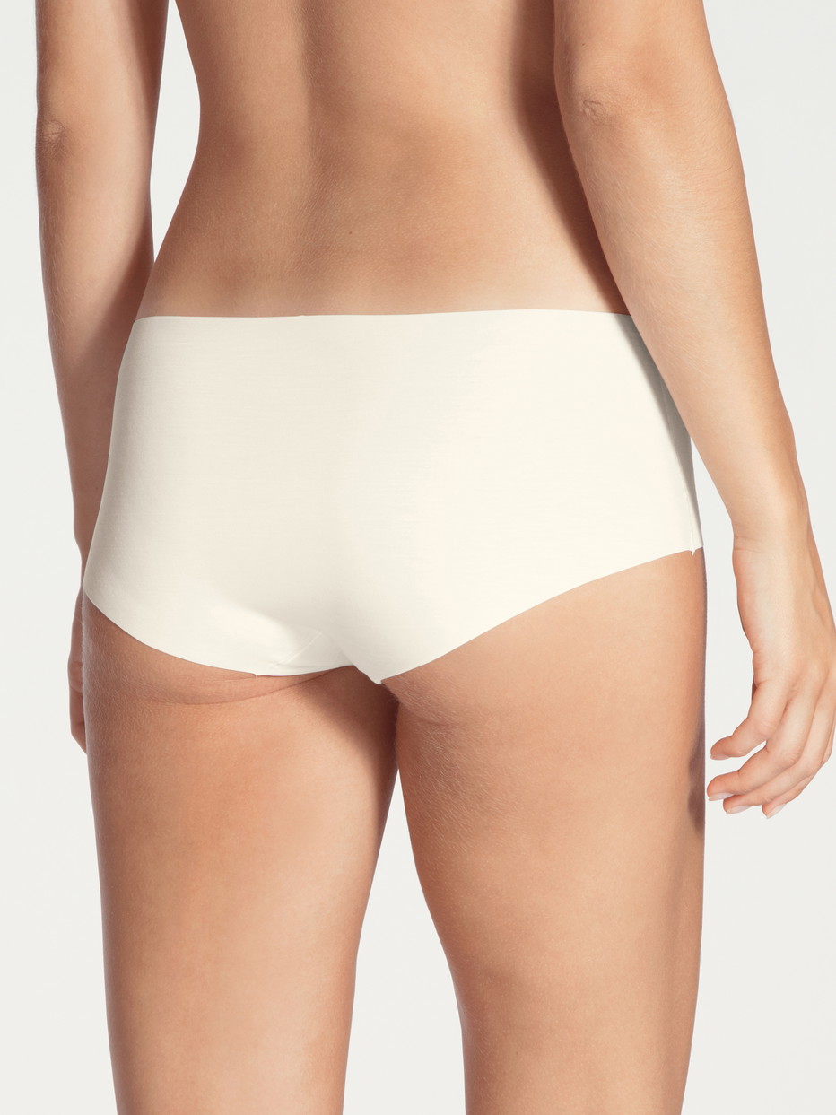 Damen-Model trägt Seamless-Panty, low cut, 2er-Pack aus Modal in Weiß, Einfarbig aus Serie Natural Skin Duo von CALIDA, Rückansicht