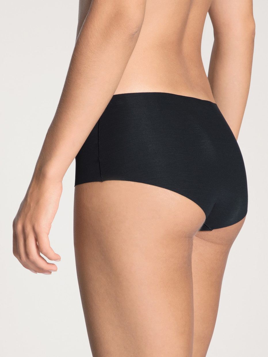 Damen-Model trägt Seamless-Panty, low cut, 2er-Pack aus Modal in Schwarz, Einfarbig aus Serie Natural Skin Duo von CALIDA, Rückansicht