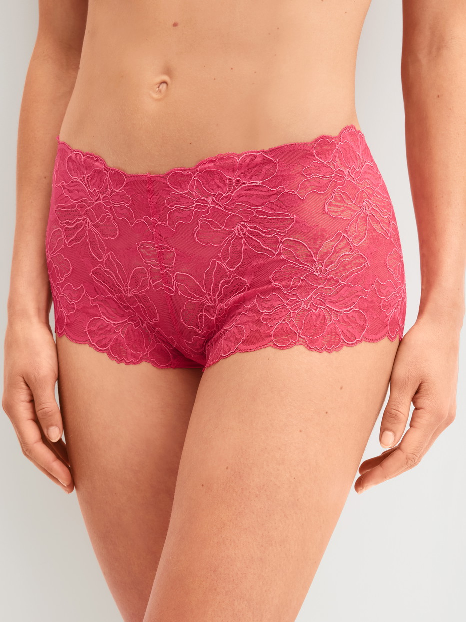 Damen-Model trägt Highwaist-Panty aus Modal in Rosa, Spitze aus Serie Modal Love von CALIDA, Vorderansicht