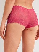 Damen-Model trägt Highwaist-Panty aus Modal in Rosa, Spitze aus Serie Modal Love von CALIDA, Rückansicht