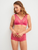 Damen-Model trägt Highwaist-Panty aus Modal in Rosa, Spitze aus Serie Modal Love von CALIDA, Outfit