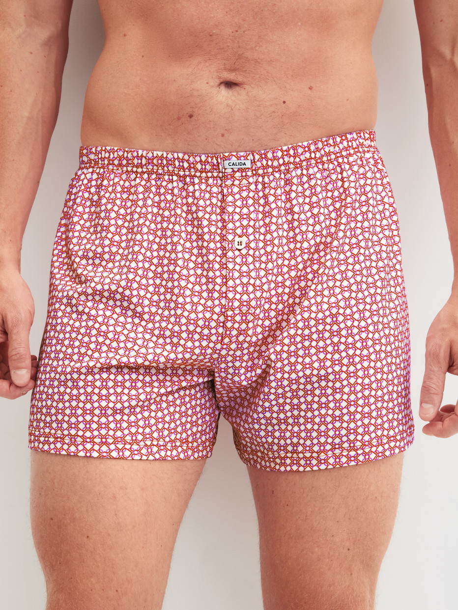 Herren-Model trägt Boxershorts aus Baumwolle in Rot, Gemustert aus Serie Valentine von CALIDA, Vorderansicht
