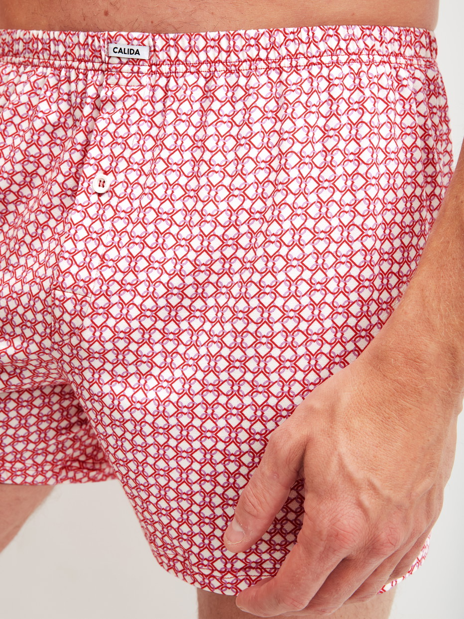 Herren-Model trägt Boxershorts aus Baumwolle in Rot, Gemustert aus Serie Valentine von CALIDA, Detail