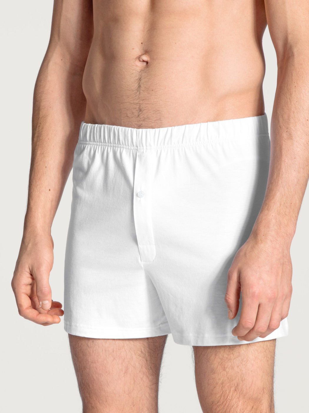 Le mannequin Homme porte le/la Boxer short avec ouverture en 100% coton de couleur Blanc, Unicolore, de la série Cotton Code de CALIDA, Vue de face