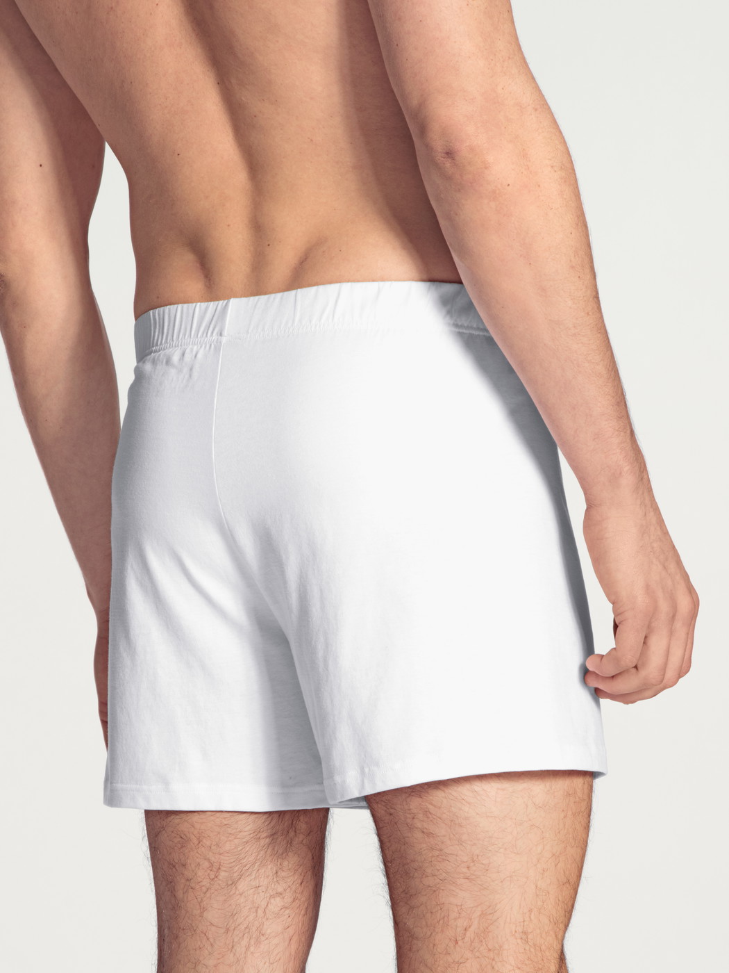 Le mannequin Homme porte le/la Boxer short avec ouverture en 100% coton de couleur Blanc, Unicolore, de la série Cotton Code de CALIDA, Vue arrière