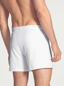 Le mannequin Homme porte le/la Boxer short avec ouverture en 100% coton de couleur Blanc, Unicolore, de la série Cotton Code de CALIDA, Vue arrière