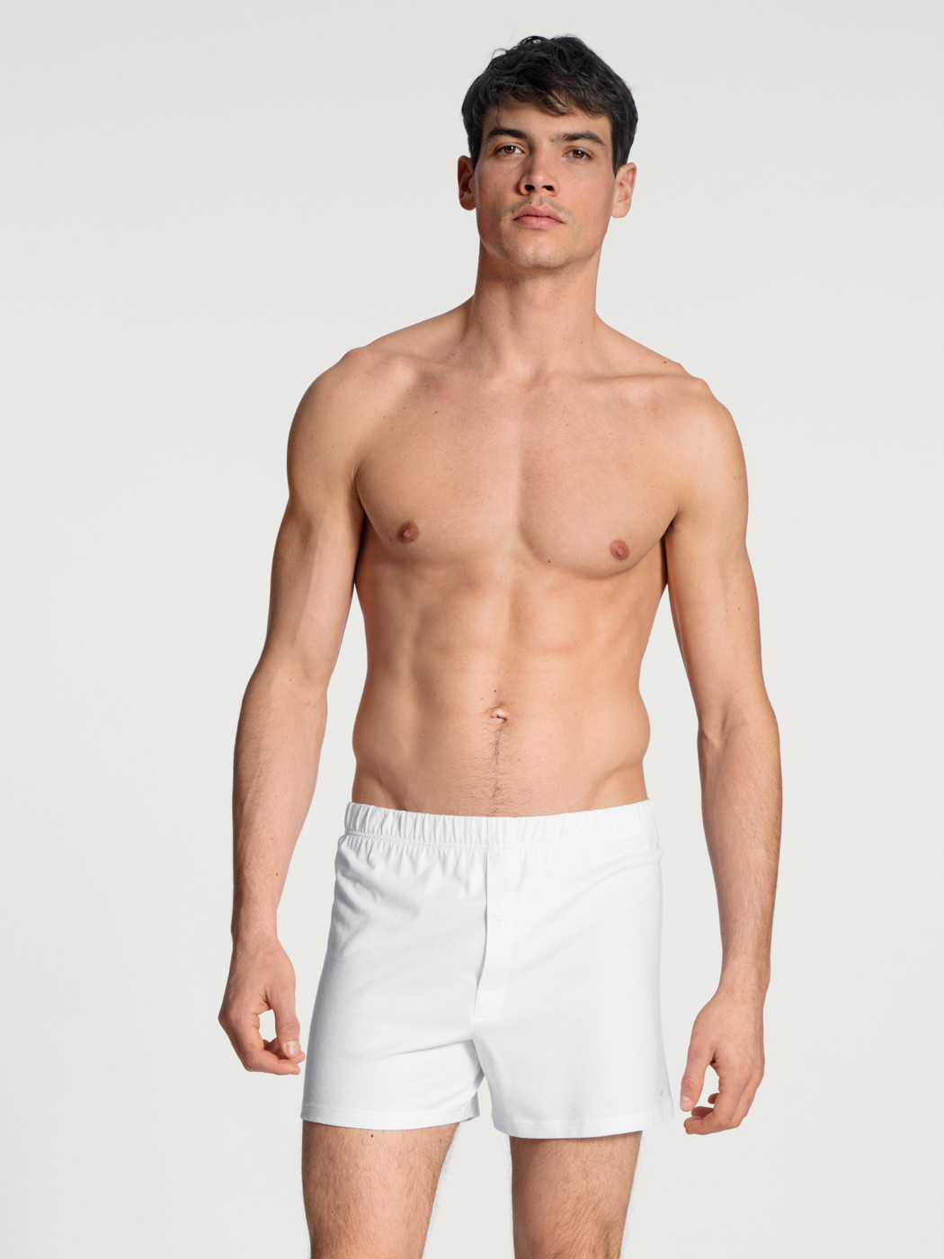 Le mannequin Homme porte le/la Boxer short avec ouverture en 100% coton de couleur Blanc, Unicolore, de la série Cotton Code de CALIDA, Tenue, Vue de face