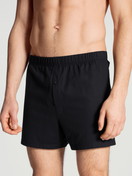 Le mannequin Homme porte le/la Boxer short avec ouverture en 100% coton de couleur Noir, Unicolore, de la série Cotton Code de CALIDA, Vue de face